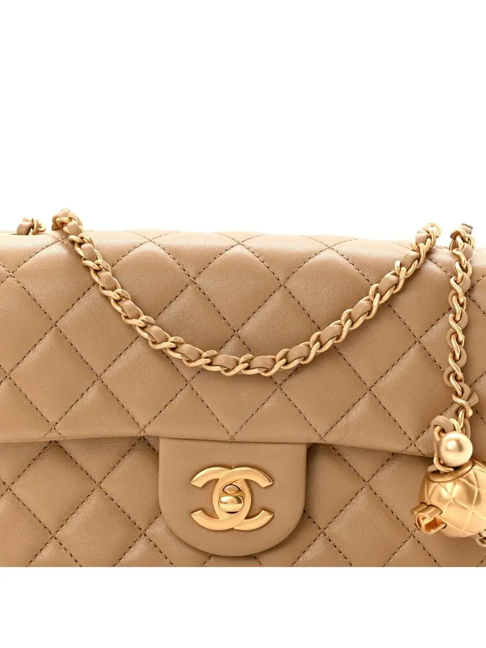CHANEL indulge timeless